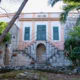 ...per giungere davanti a una costruzione neoclassica dai colori bianco e rosa